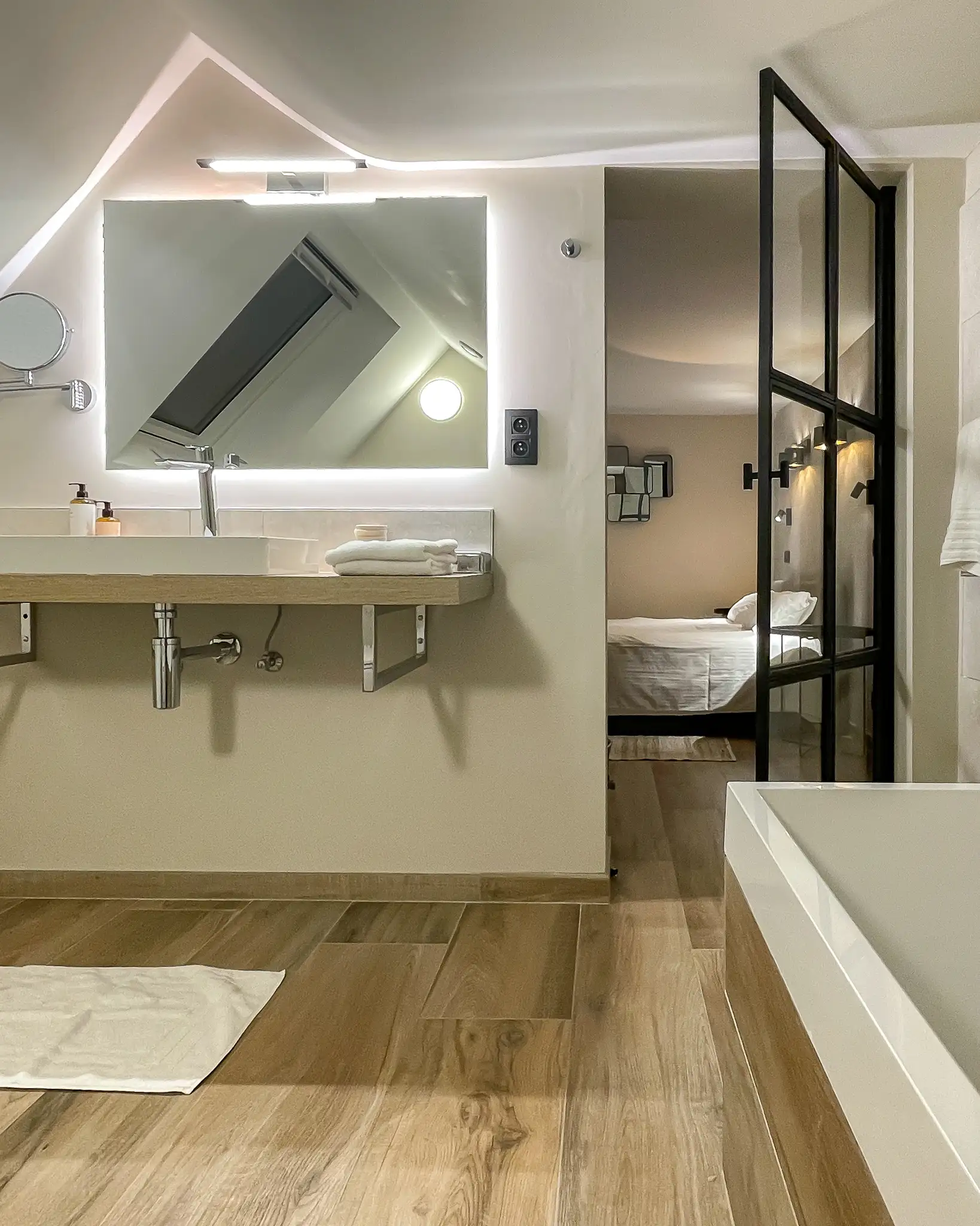 La salle de bain d'une chambre à l'hôtel Les Tanneurs dans le centre-ville de Namur
