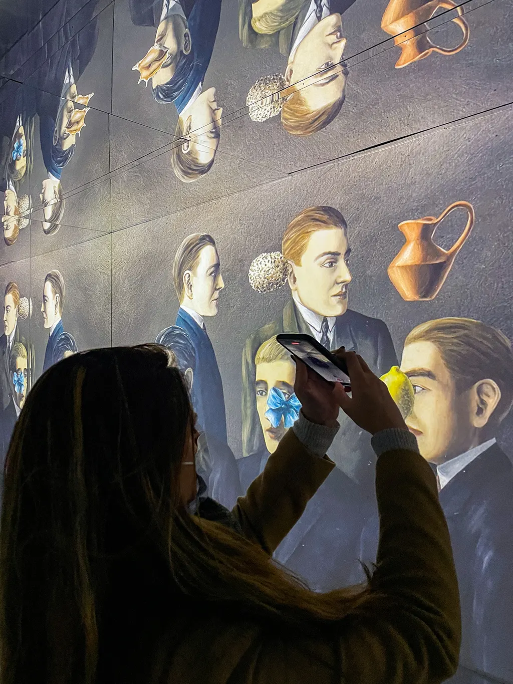 Une jeune femme portant un casque de réalité virtuelle lors de l'exposition Klimt de Bruxelles