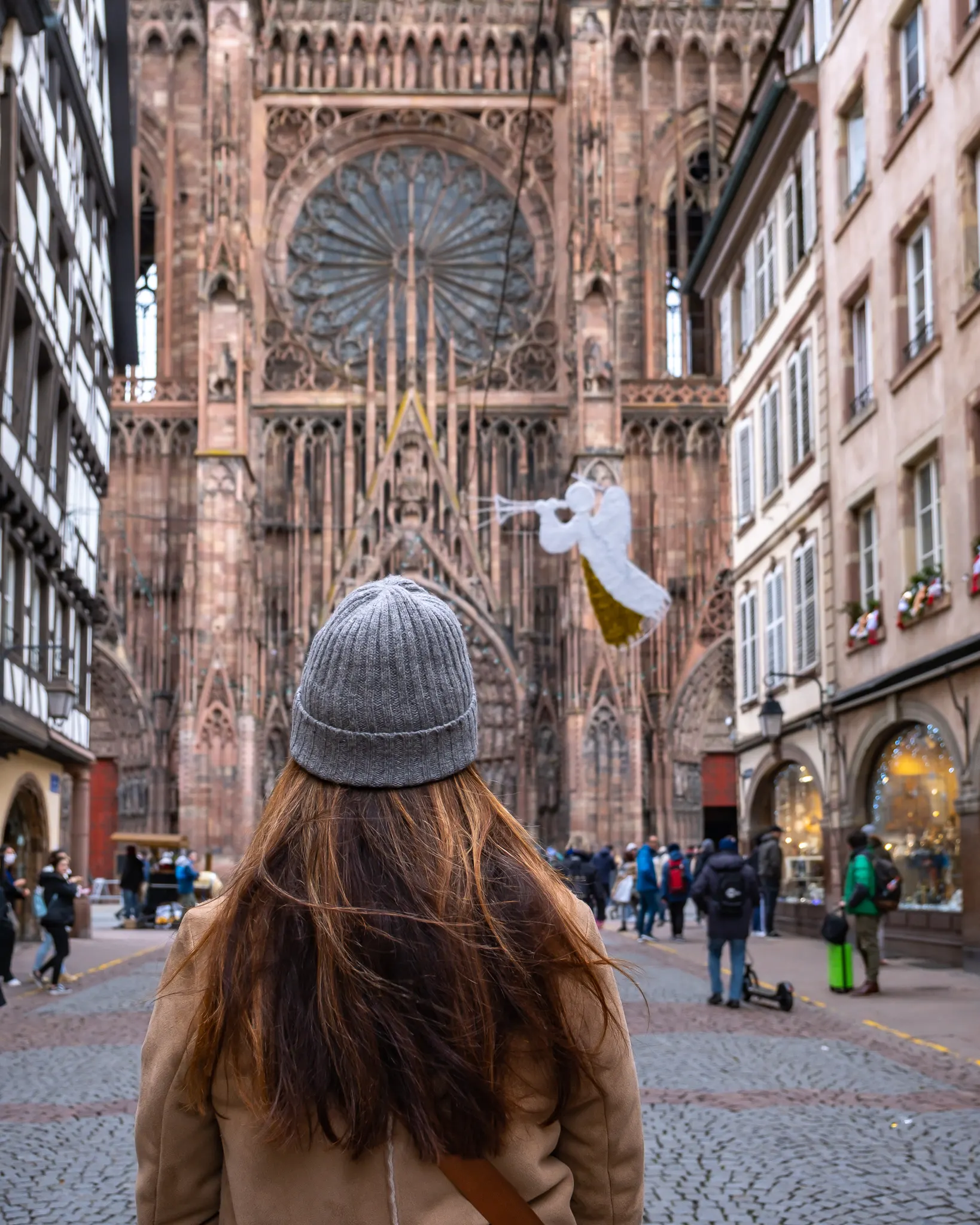 Femme posant devant la cathédrale de Strasbourg