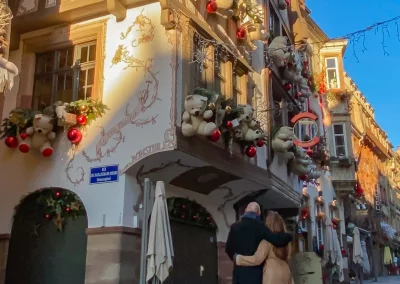 Couple posant devant une façade décorée pour noël à Strasbourg