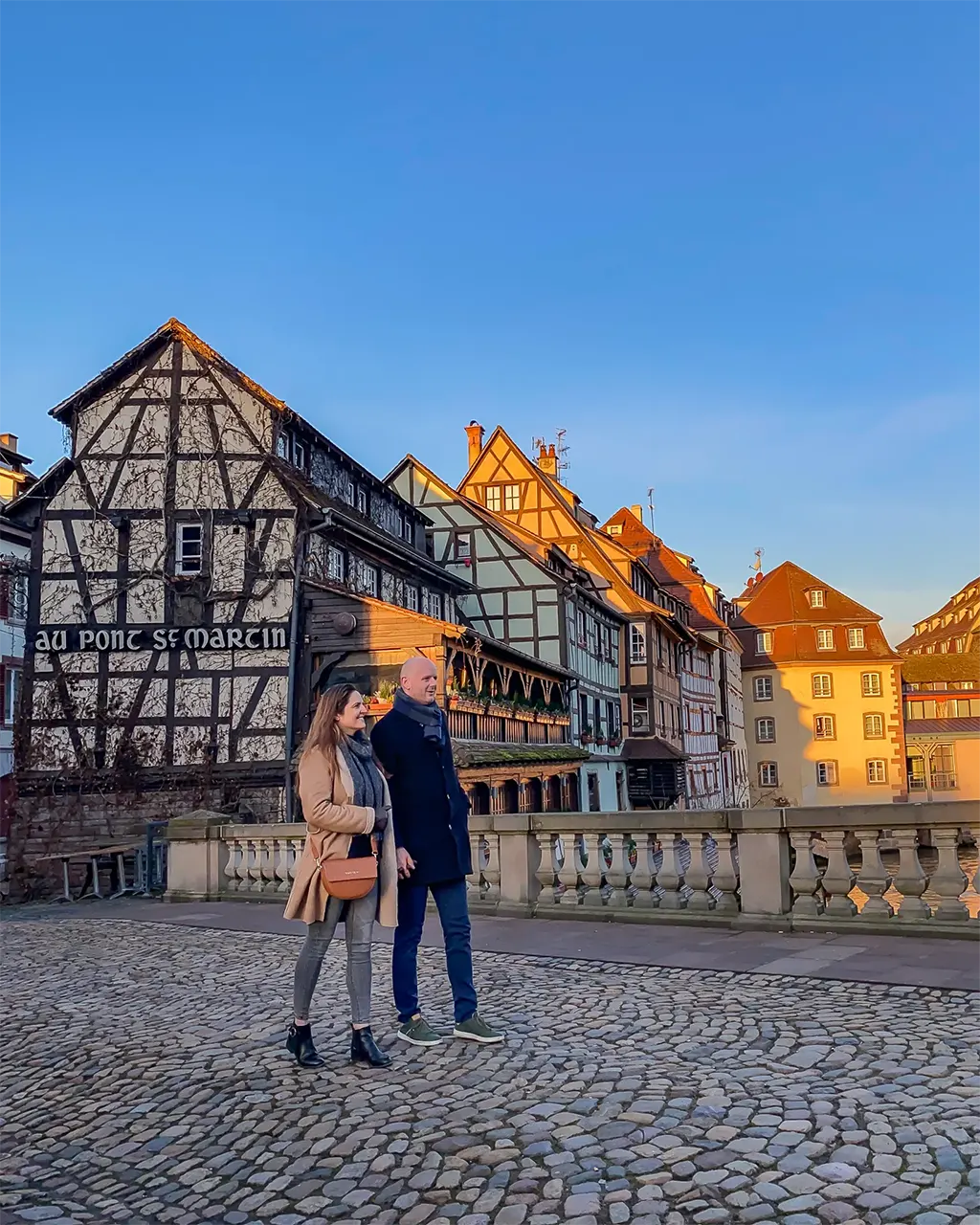 Couple marchant sur un pont dans le quartier de la Petite France à Strasbourg
