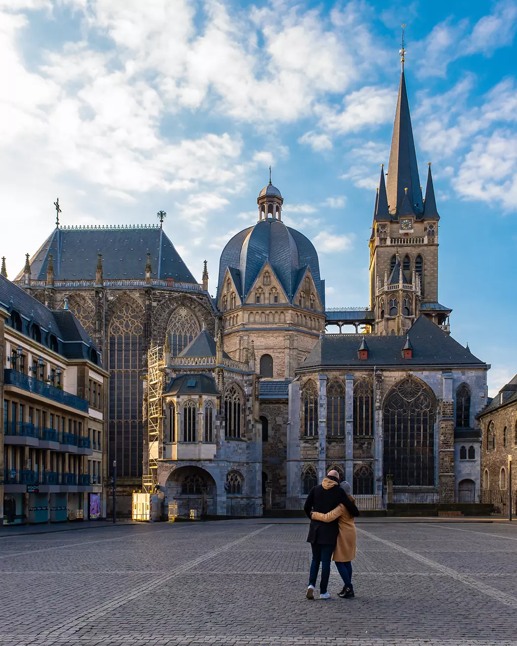 couple devant la cathédrale d'Aix-La-Chapelle