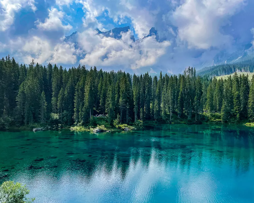 Lac de Carezza dans les Dolomites