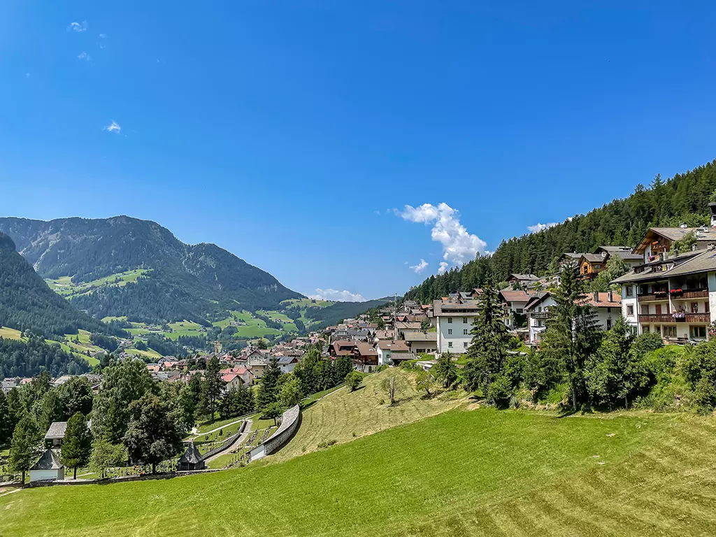 Vue sur la vallée ensoleillée d'un village italien dans le massif des Dolomites