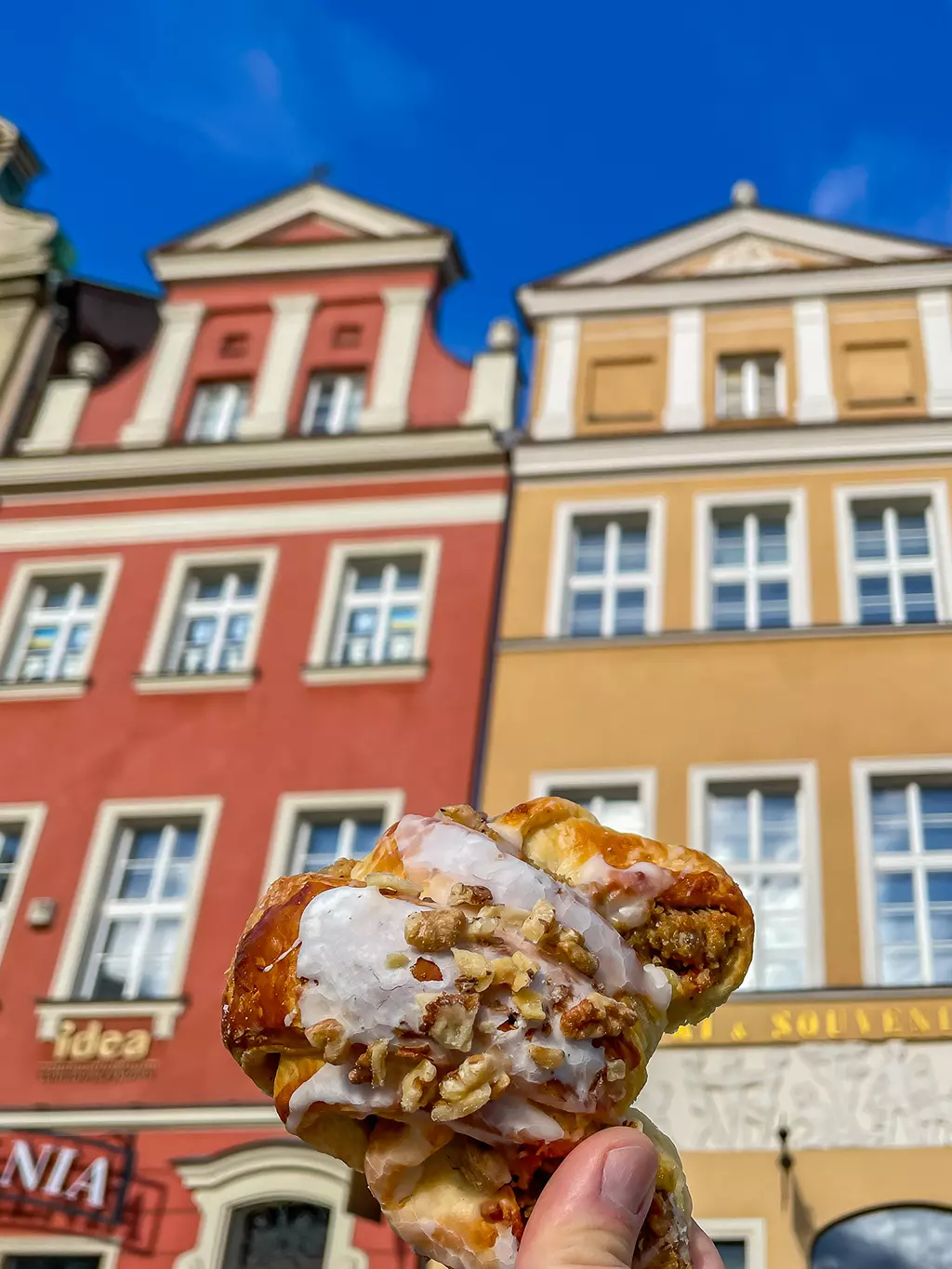 Le croissant de Saint Martin, emblême de la ville de Poznan, mis en valeur devant les maisons colorées de la place du marché de Poznan.