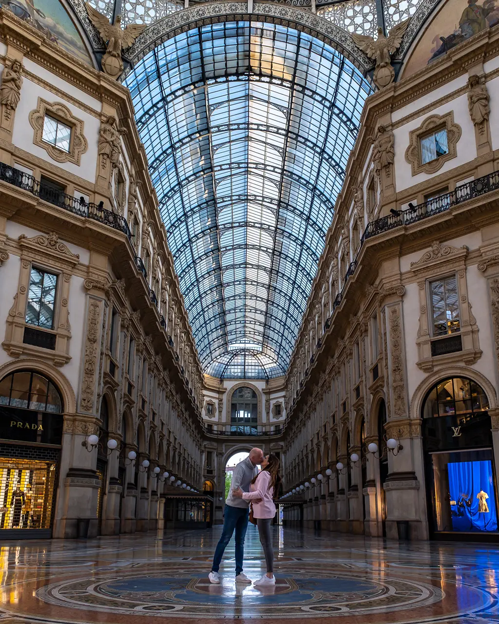 Couple posant dans les Galleries Vittorio Emanuele II