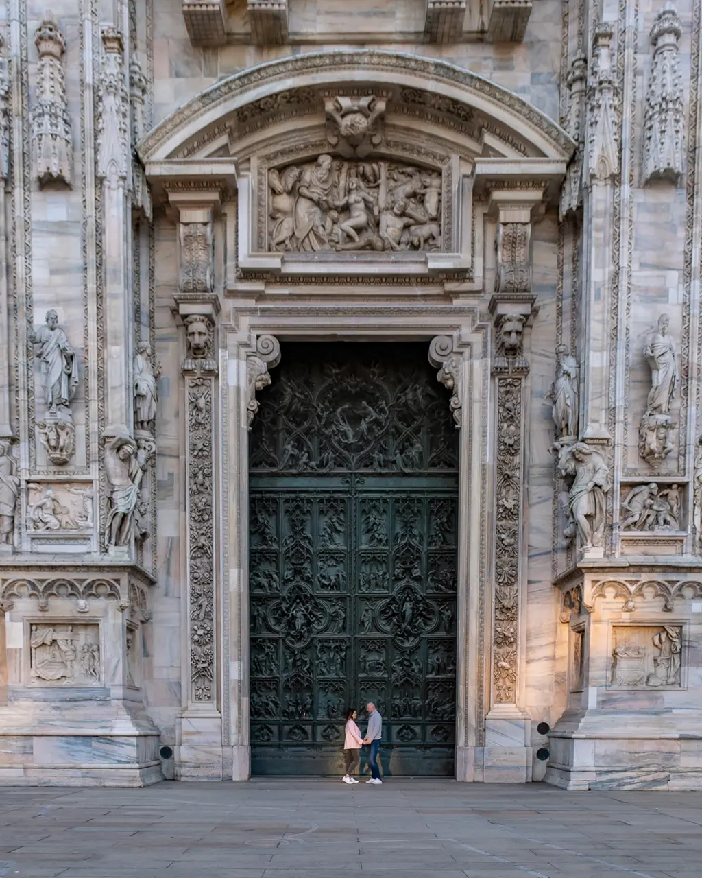 Couple posant les portes du Duomo