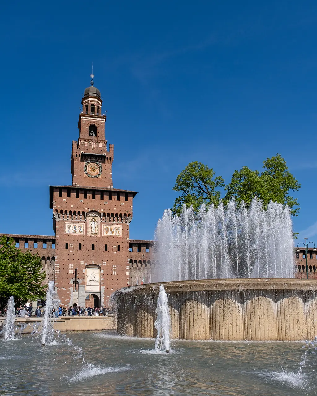 Château des Sforza - fontaine extérieure