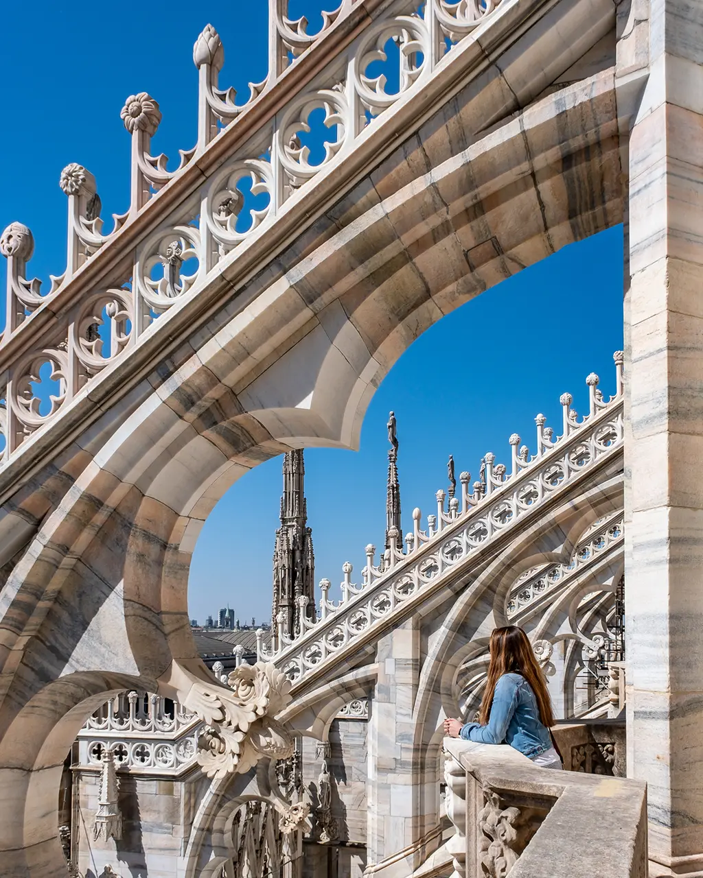 Femme posant sur les terrasses du Duomo