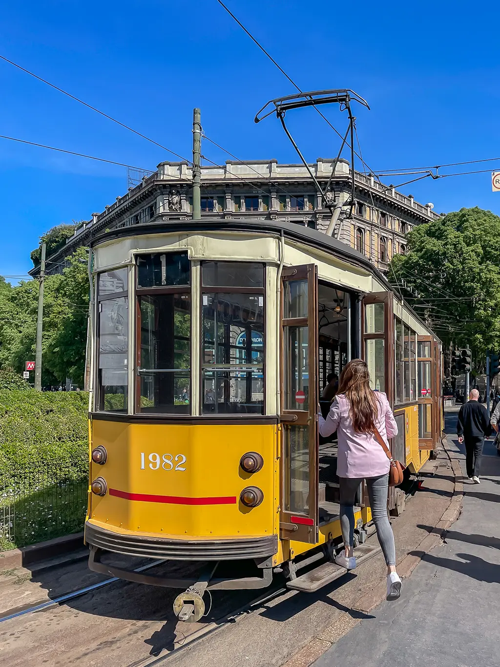 Femme montant dans un tram à Milan