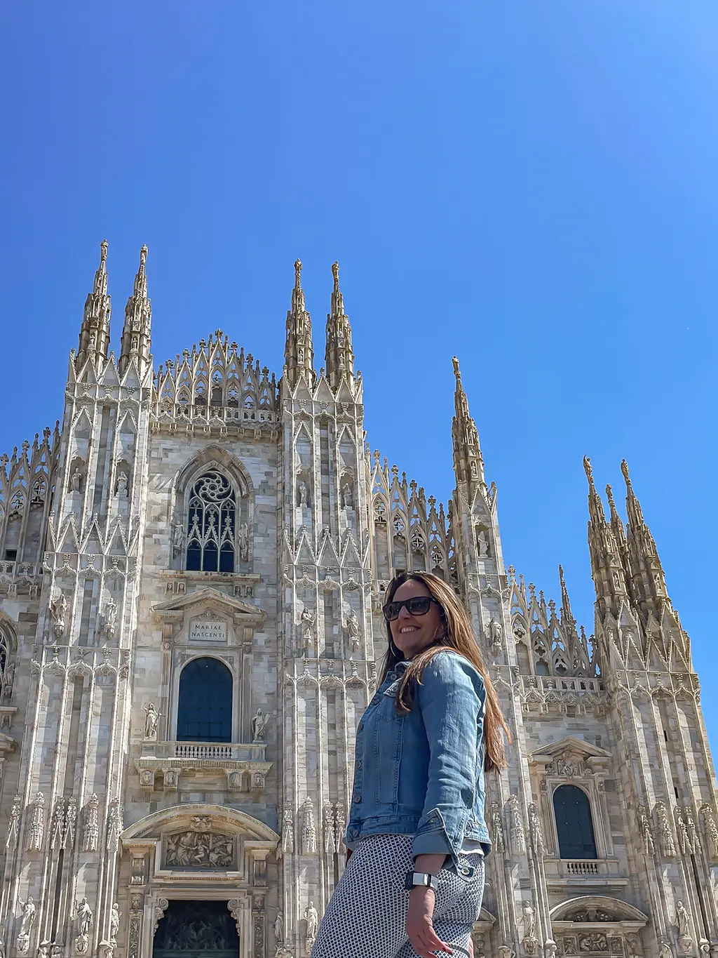 Femme posant devant la cathédrale de Milan