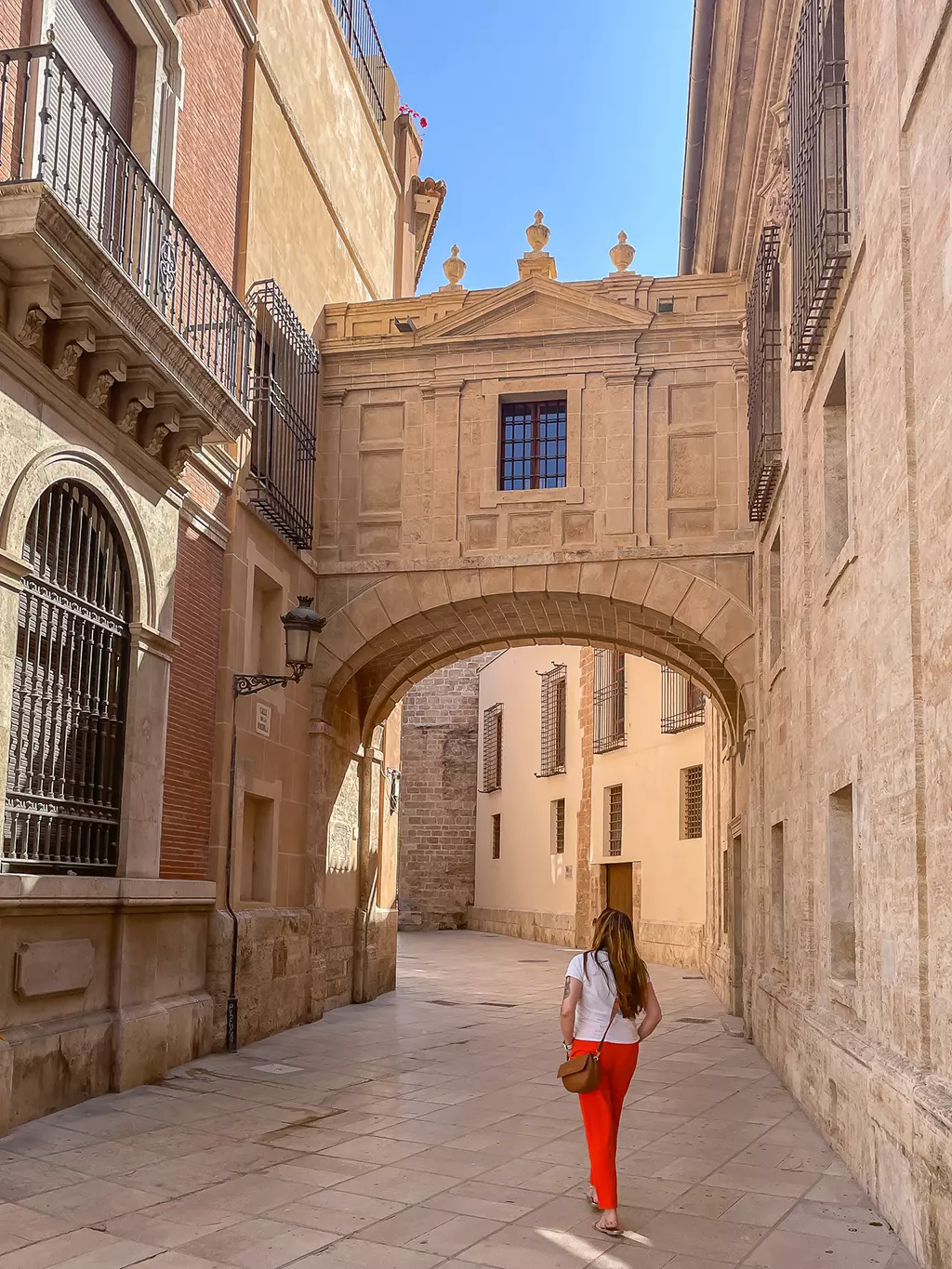 Femme se promenant dans le centre-ville de Valence