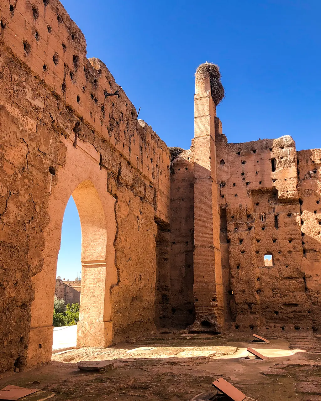 Les ruines du palais El Badi à Marrackech, surmontées d'un nid de cigognes