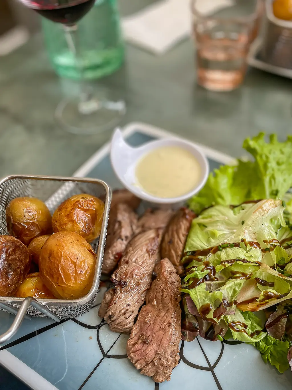 assiette de viande et pomme de terres à la visitation