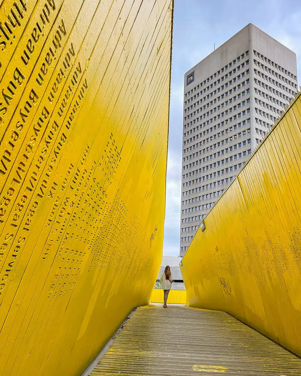 jeune femme sur le luchtsingel à Rotterdam