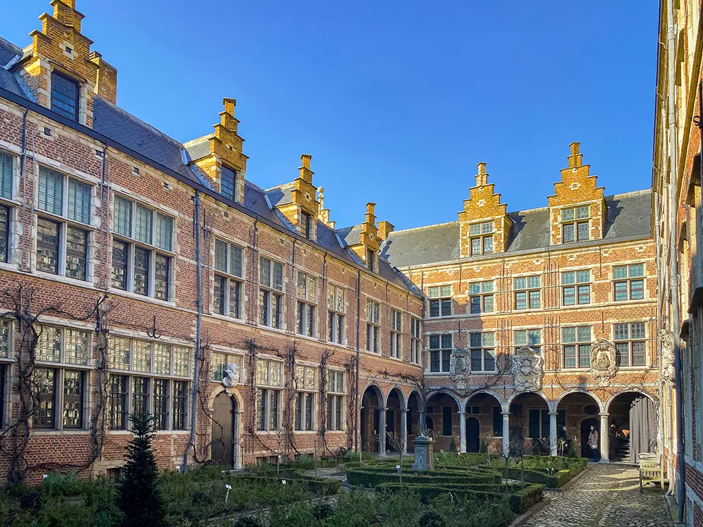 La cour intérieure du musée Plantin-Moretus par une belle journée ensoleillée lors de notre week-end à Anvers.