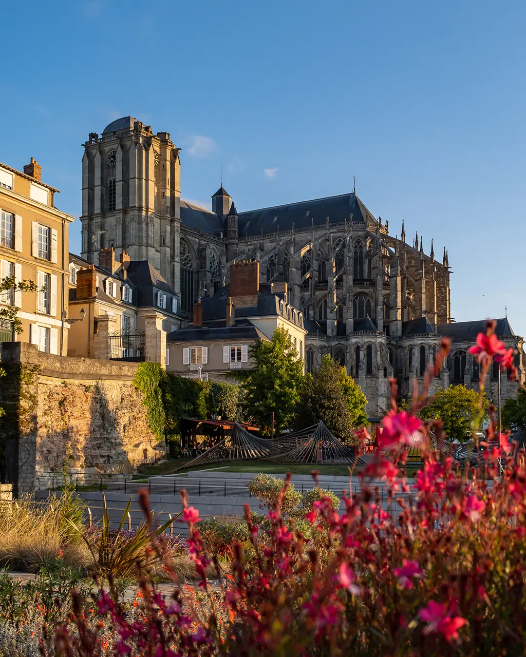 Esplanade et cathédrale du Mans