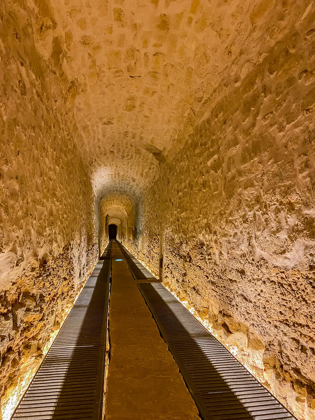Un passage souterrain dans le Musée Drai Eechelen de Luxembourg.