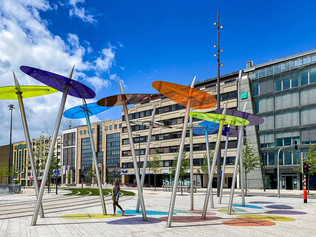 Les parasols colorés sur la place de l'Etoile à Luxembourg-ville