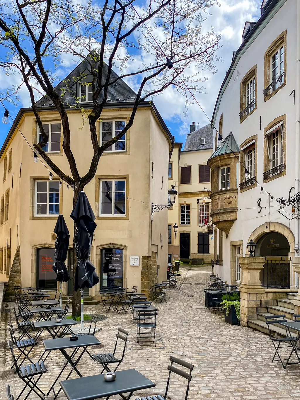 Petite rue et terrasse dans le vieux centre de Luxembourg-ville