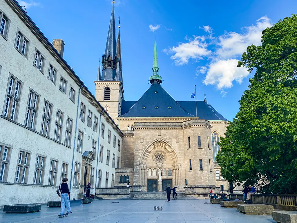 Le parvis de la Cathédrale Notre-Dame de Luxembourg.
