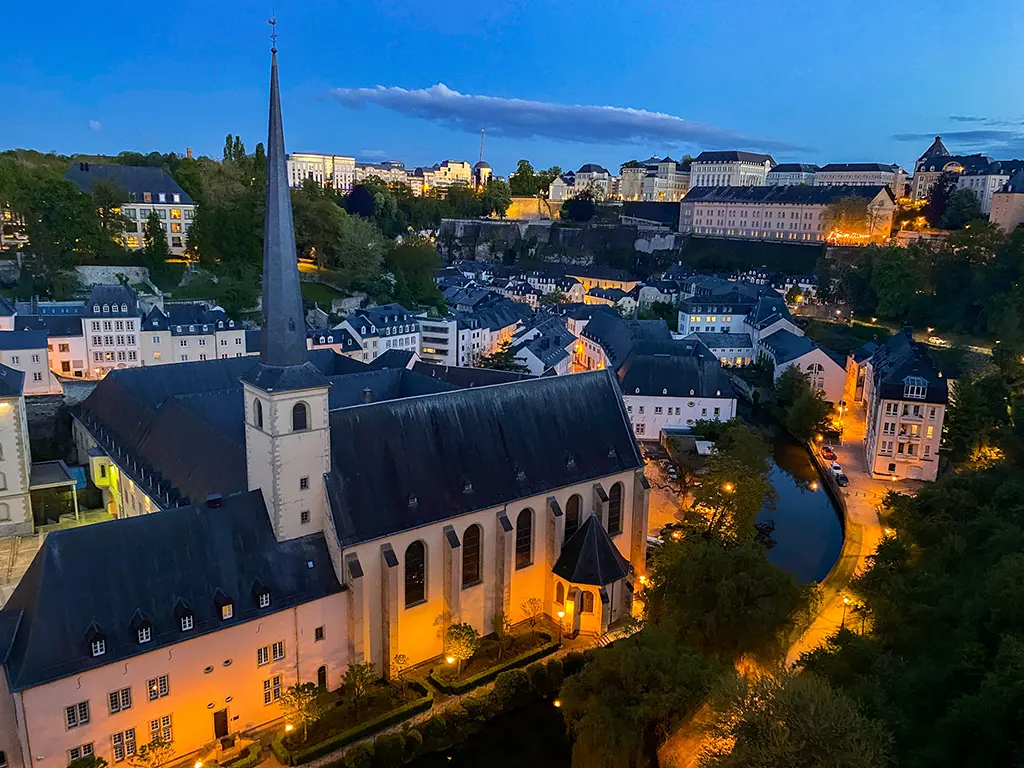 L'Abbaye de Neumünster à Luxembourg-ville vue le soir depuis le Chemin de la Corniche
