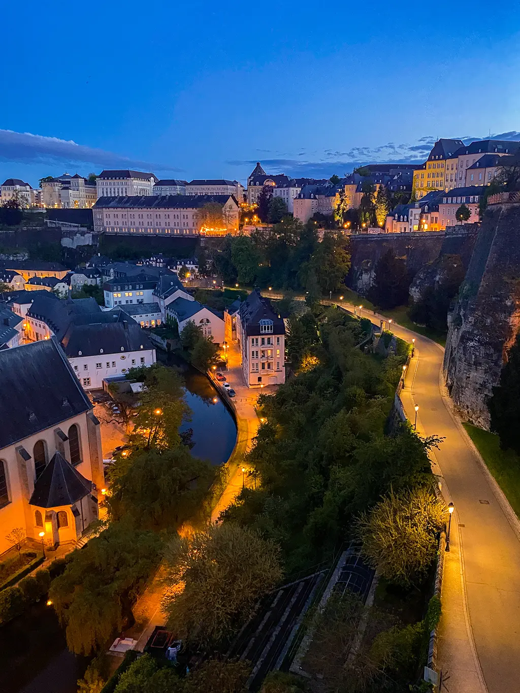 La ville de Luxembourg vue depuis le Chemin de la Corniche en soirée.