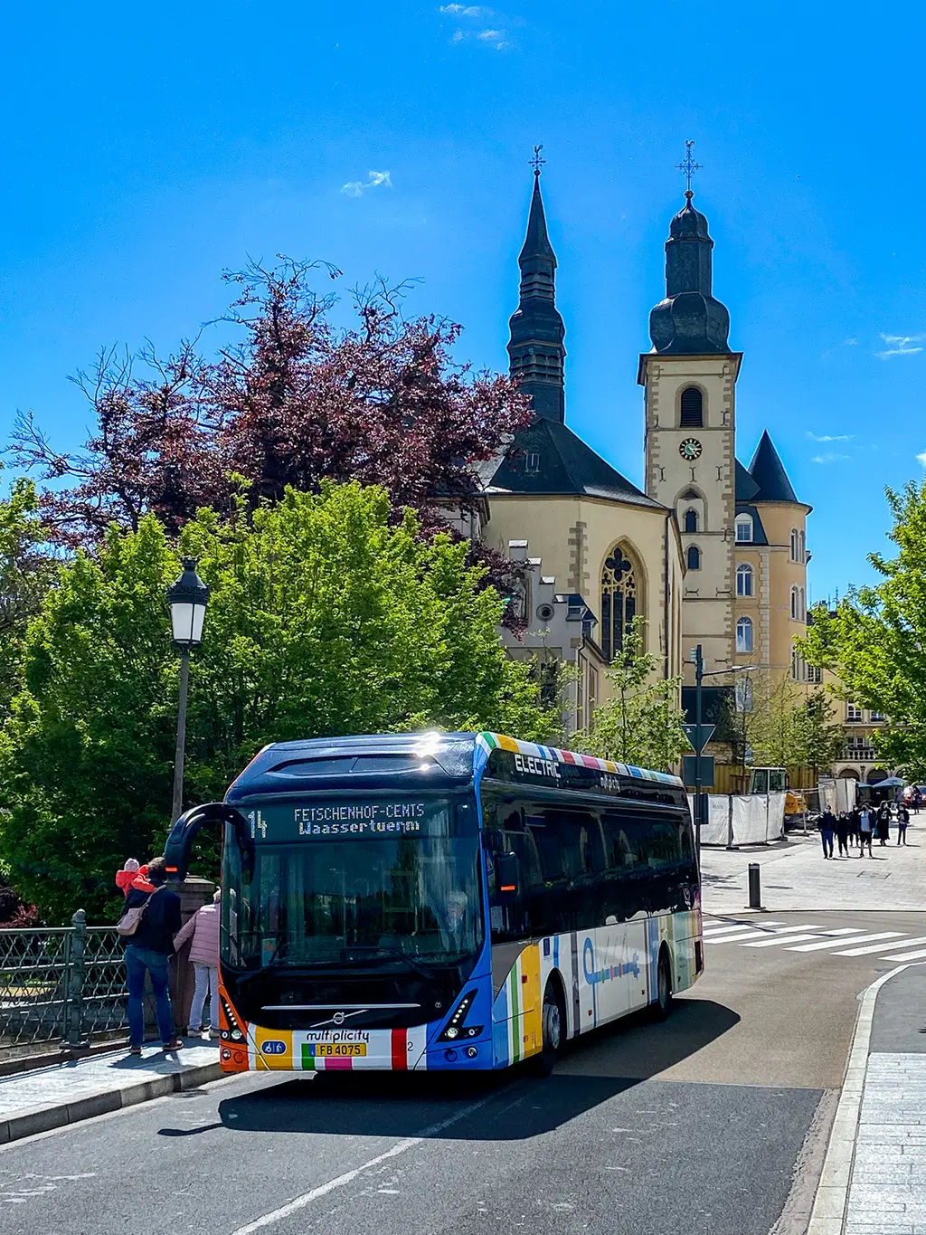 Un bus et l'église Saint-Michel en arrière plan à Luxembourg-ville
