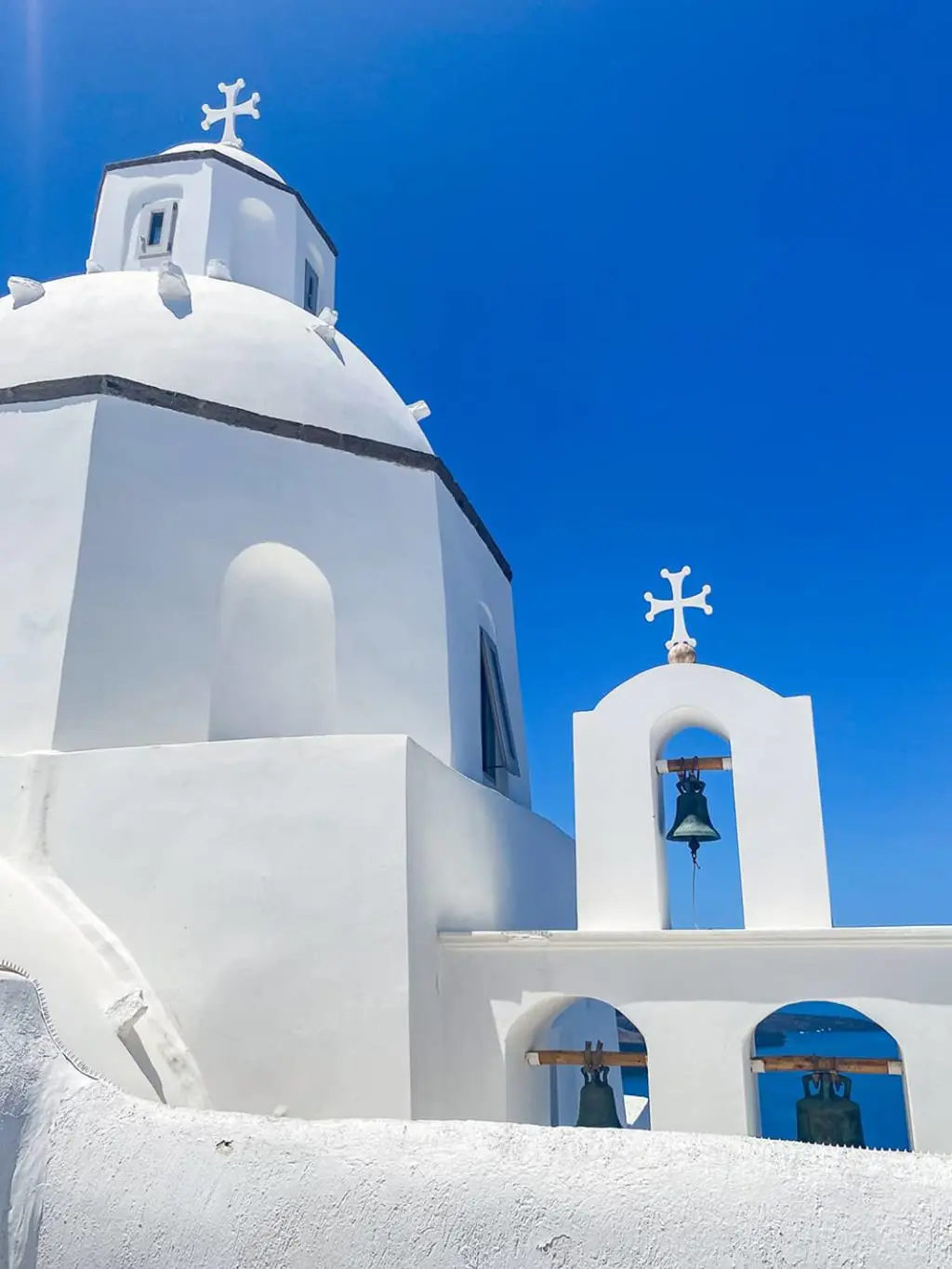 Chapelle blanche sur un fond de ciel bleu sur l'île de Santorin