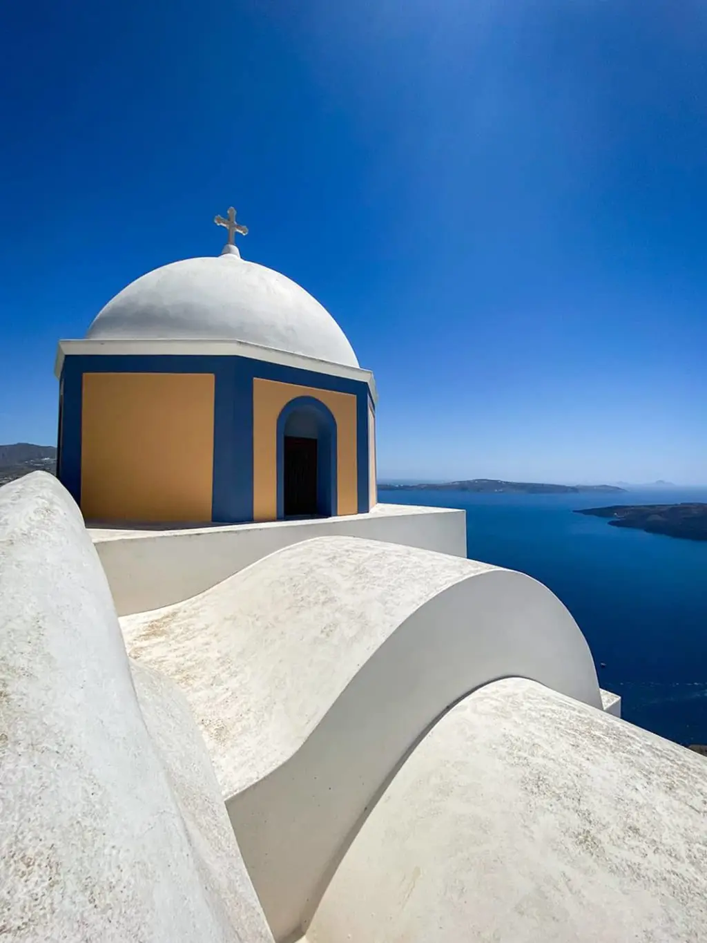 Petite chapelle qui surplombe la mer sur l'île de Santorin en Grèce.