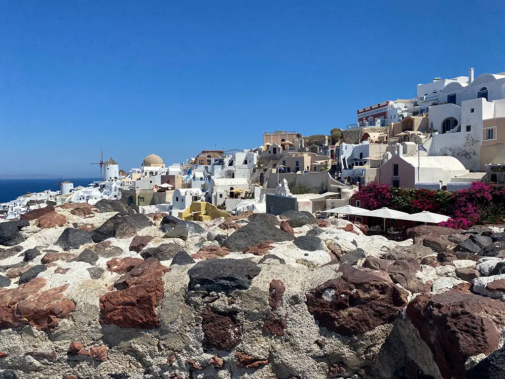 le village de Oia sur l'île de Santorin en Grèce.