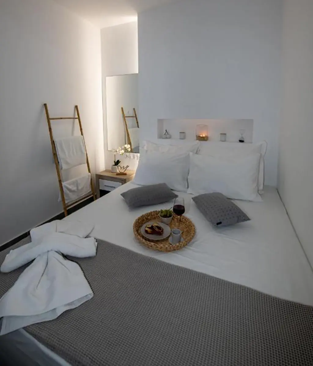 la chambre à coucher de Sofia's apartment à Kamari. L'endroit idéal pour un séjour à Santorin