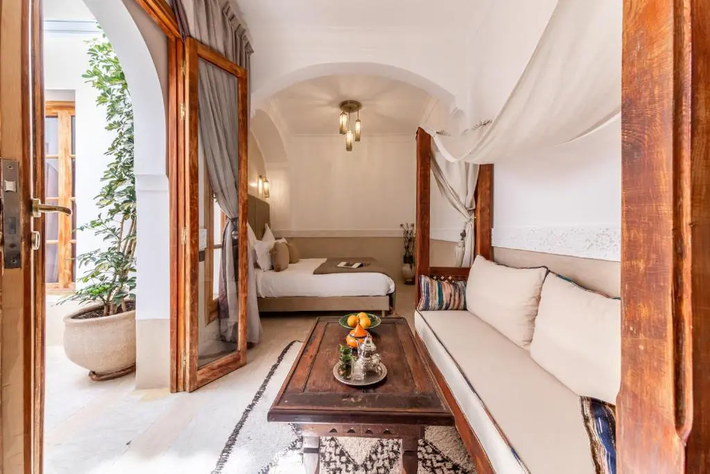 Chambre et petit salon du Kahena hôtel à Marrakech