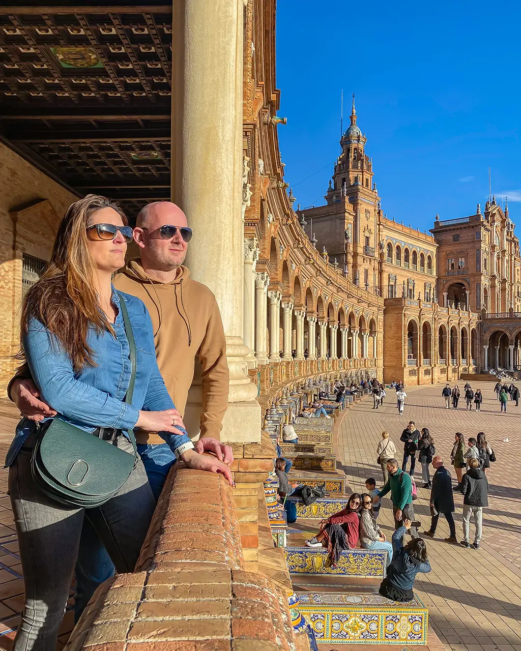 un couple sur les terasses de la place d'Espagne à Séville