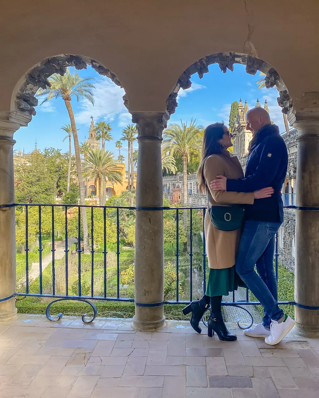 un couple s'enlace dans les jardins de l'Alcazar de Séville