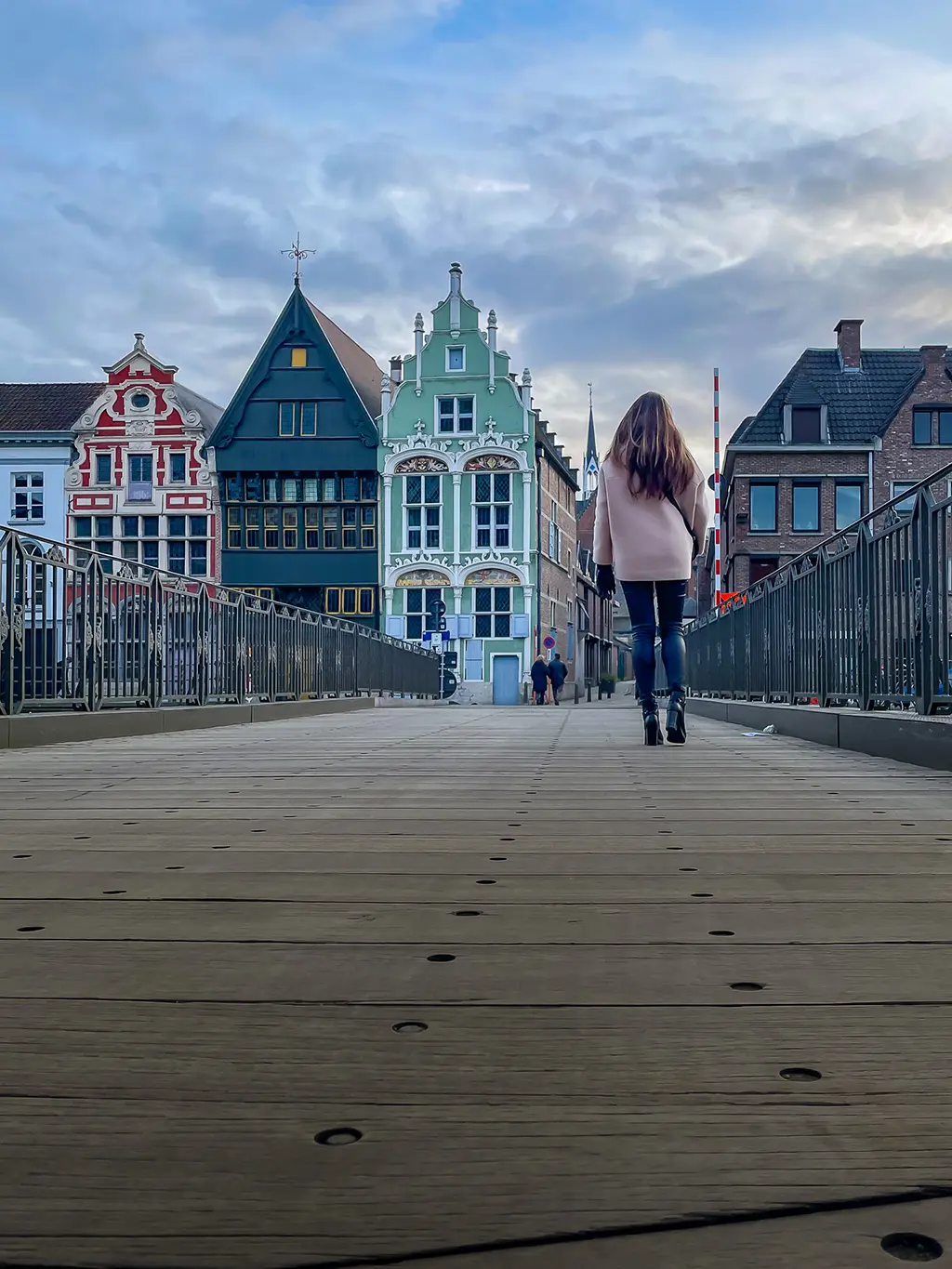 jeune femme sur le pont face aux trois maisons de Haverwerf