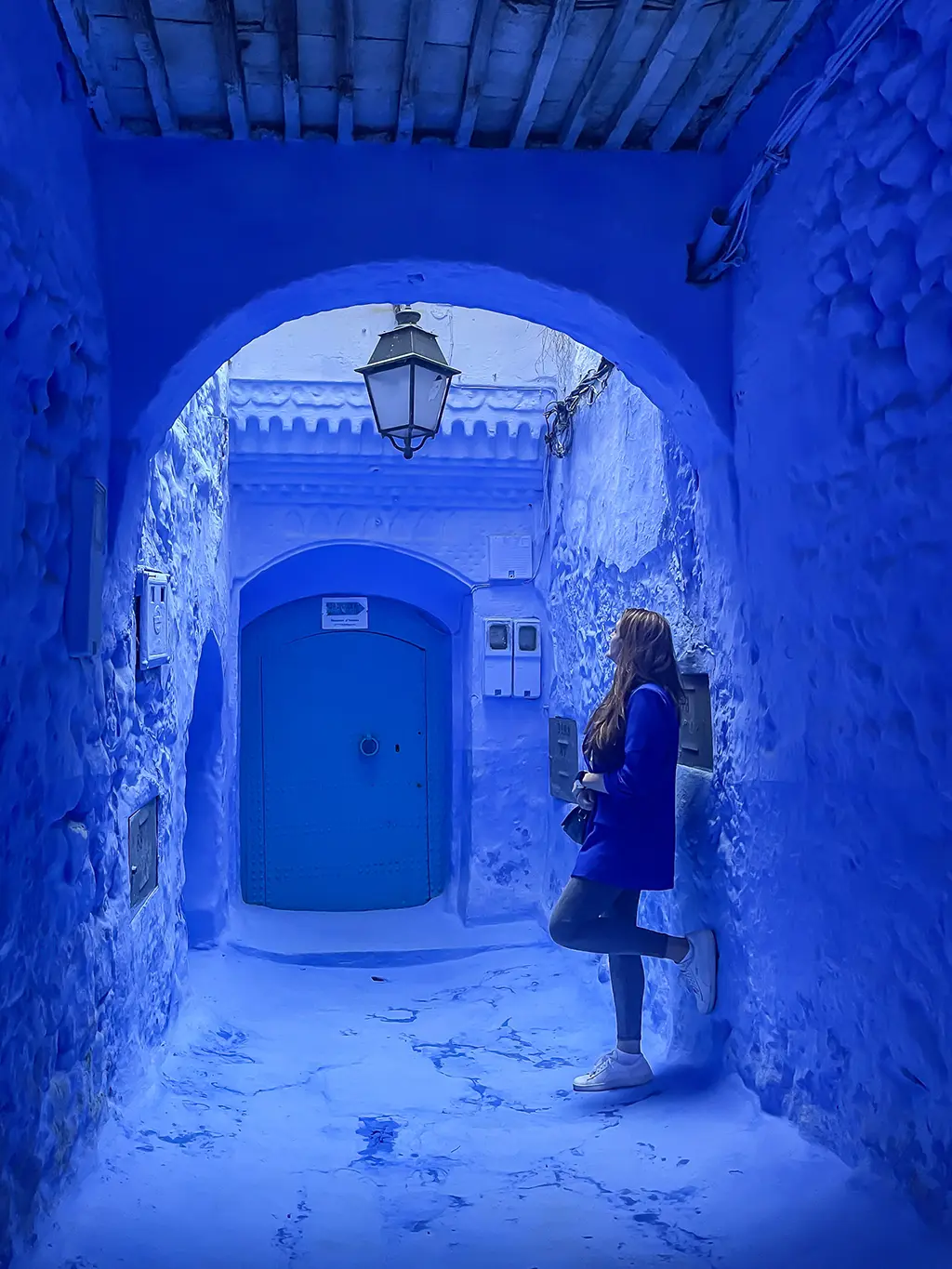jeune femme dans les ruelles bleues de la médina de Chefchaouen dans le nord du Maroc