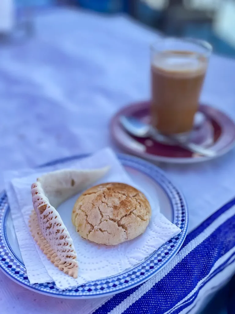 café et desserts marocains au restaurant Bab Ssour à Chefchaouen