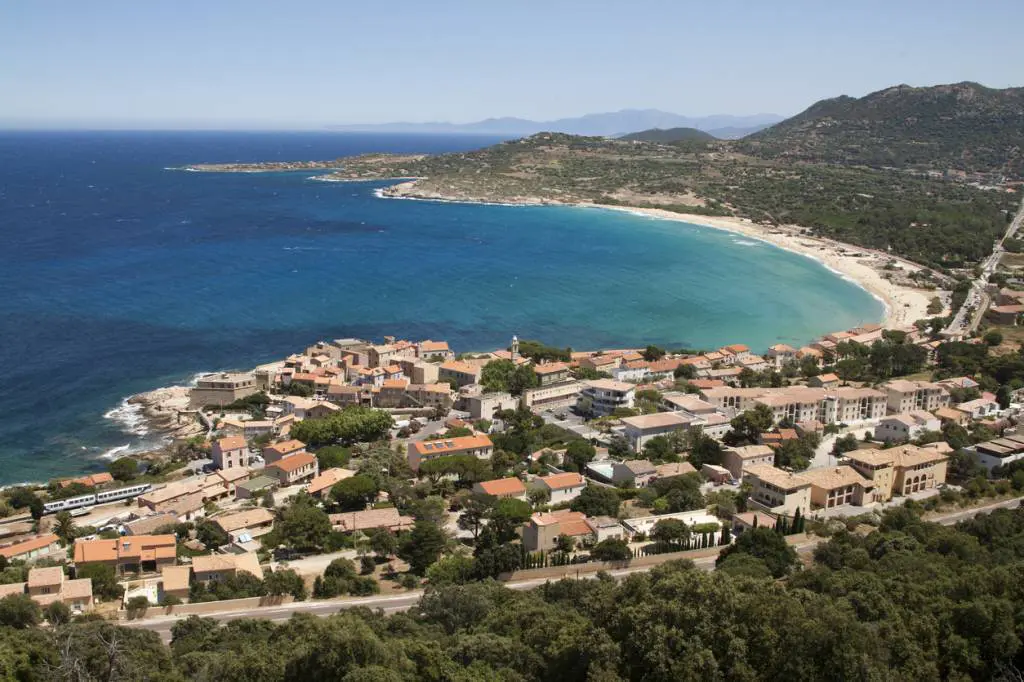 Séjour familial en Corse : partez à la découverte de l'Île Rousse !
