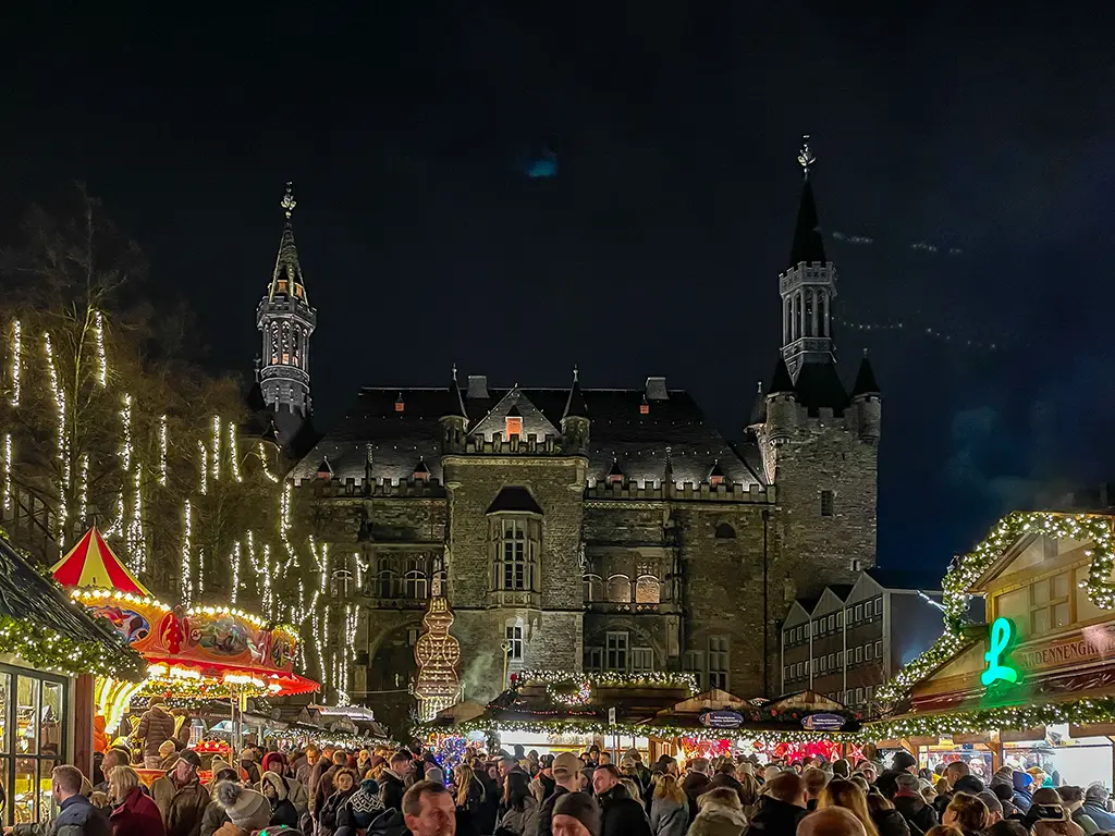 Marché de Noël d'Aix-la-Chapelle, vue sur la maison communale