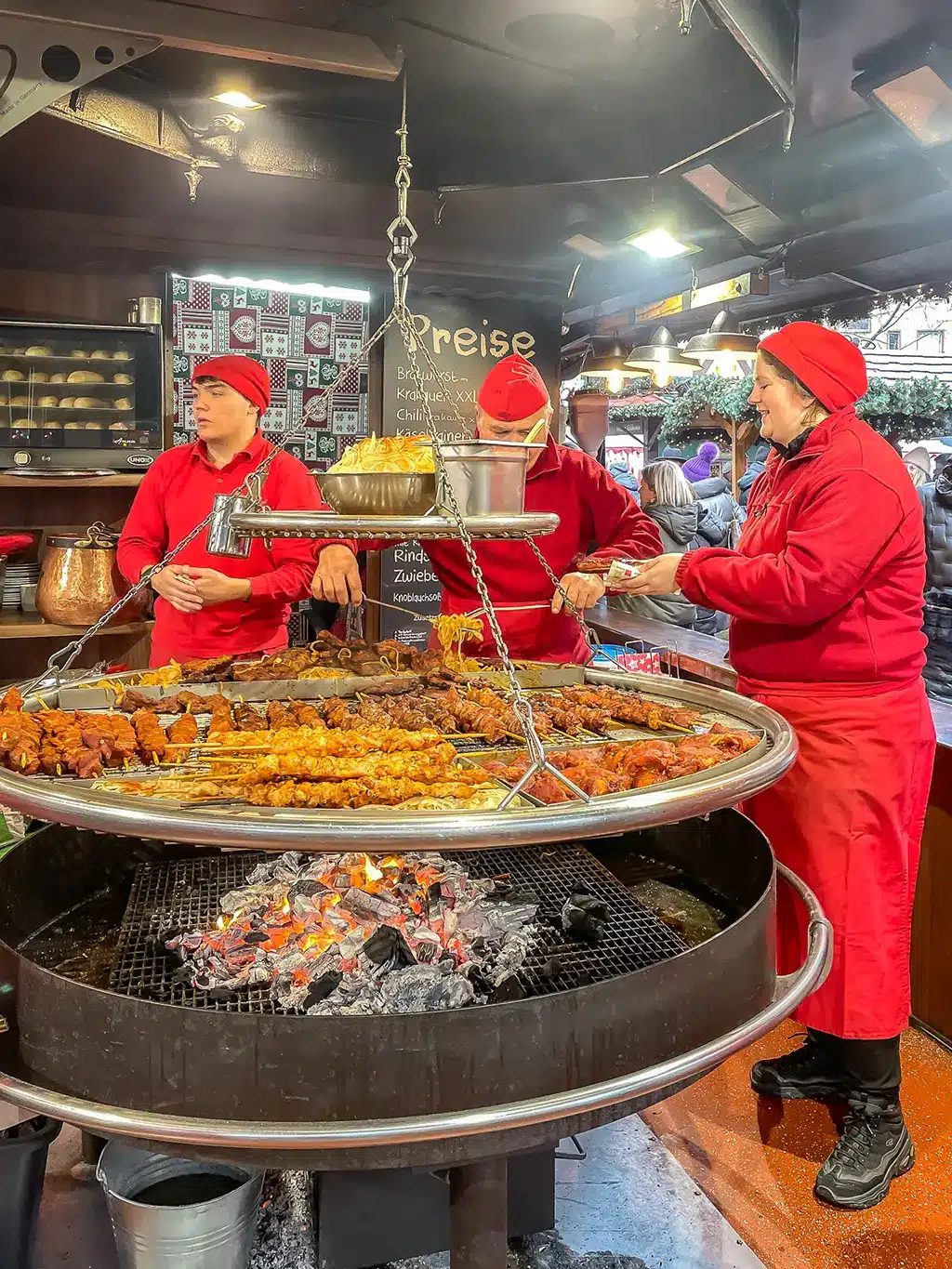 Vente de pains saucisse au marché de la Saint Nicolas de Cologne