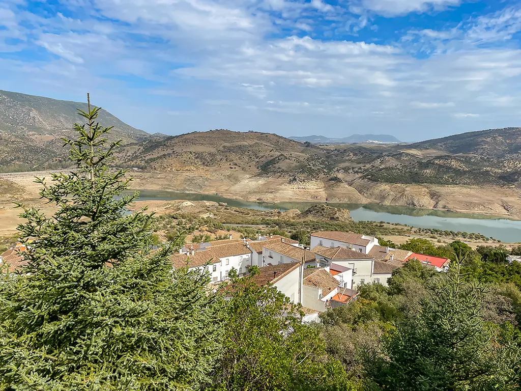 Visiter Zahara de la Sierra : charmant village d'Andalousie