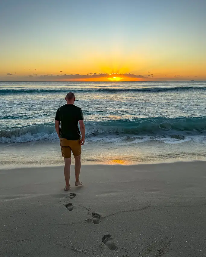 homme sur la plage de Cancun au lever du soleil