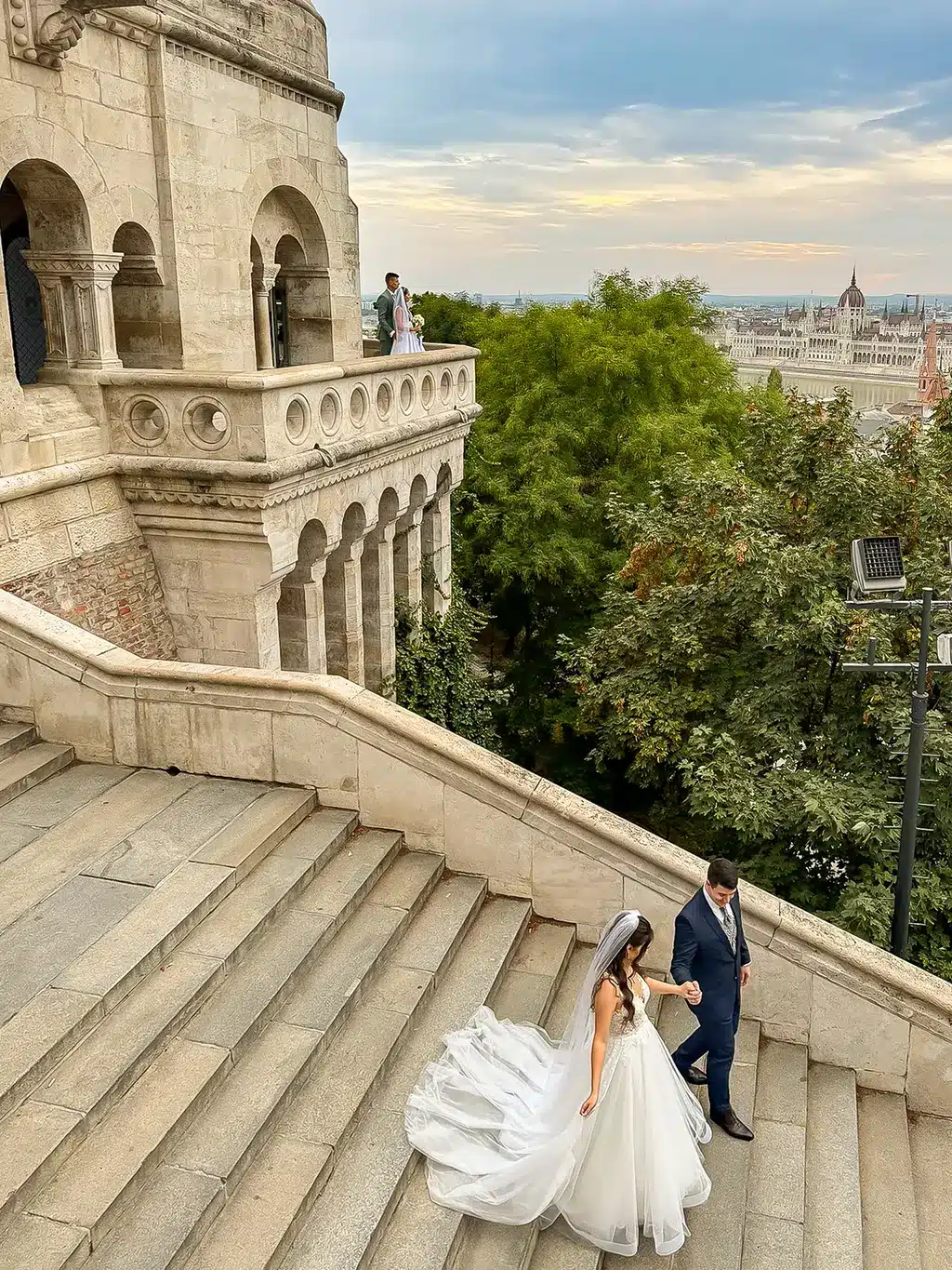 mariés au Bastion des Pêcheurs de Budapest