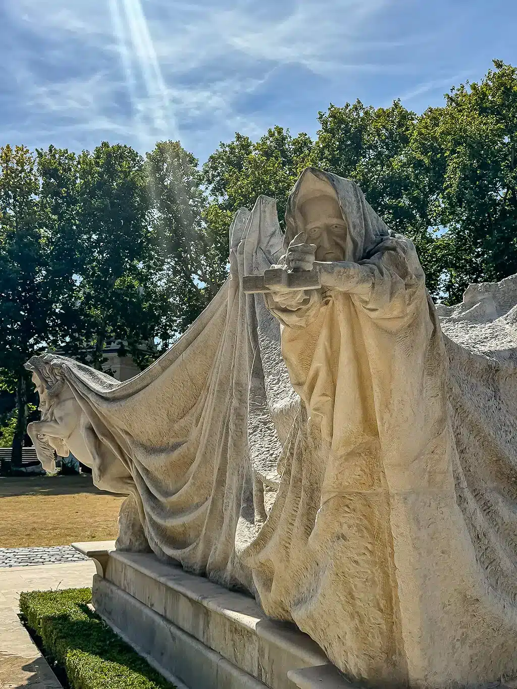 tombe dans cimetière national de Fiumei út de Budapest