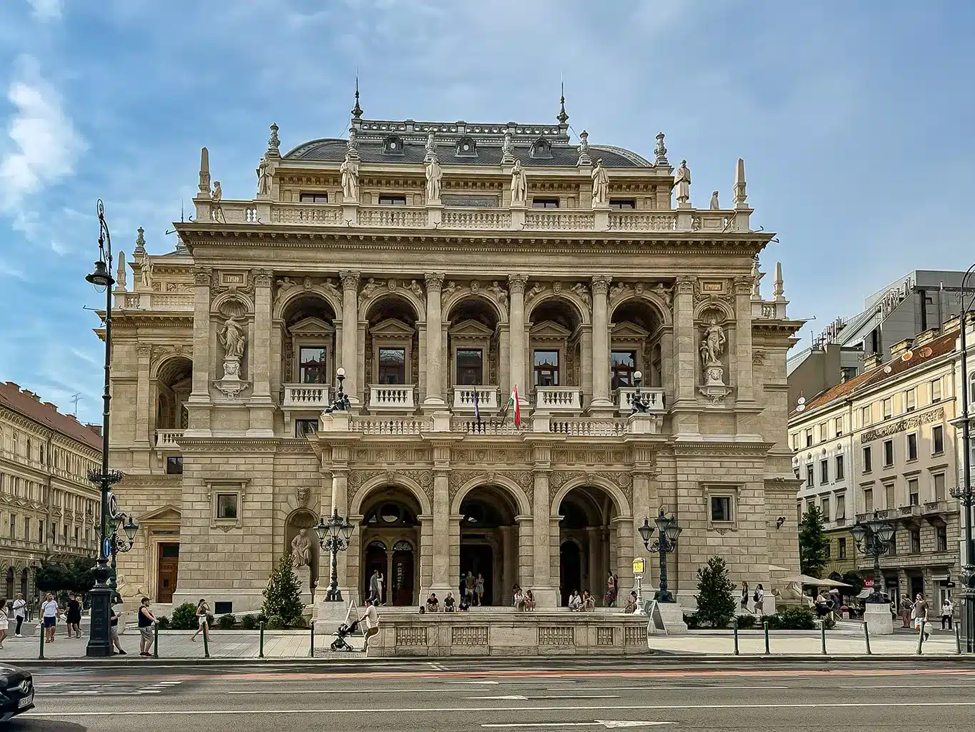 Façade principale de l'opéra de Budapest