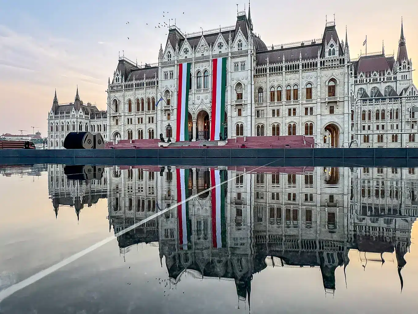 réflexion sur le parlement Hongrois à Budapest