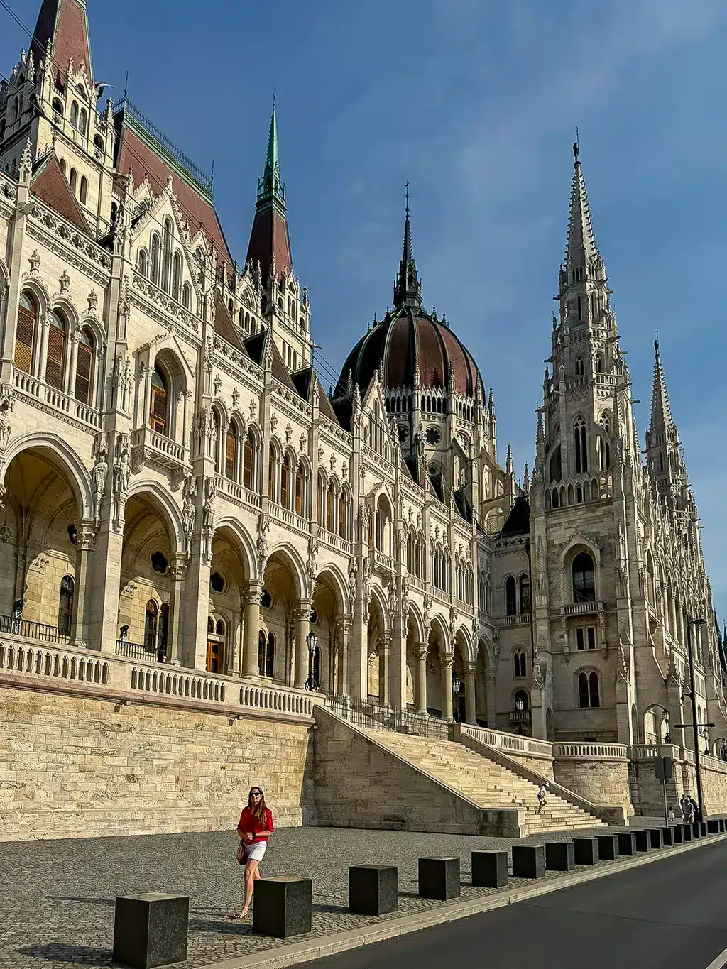 Vue extérieure du parlement hongrois, l'un des spots les plus fréquentés de Budapest