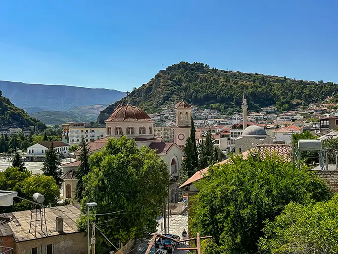 Vue sur la ville de Berat depuis la terrasse de notre premier restaurant