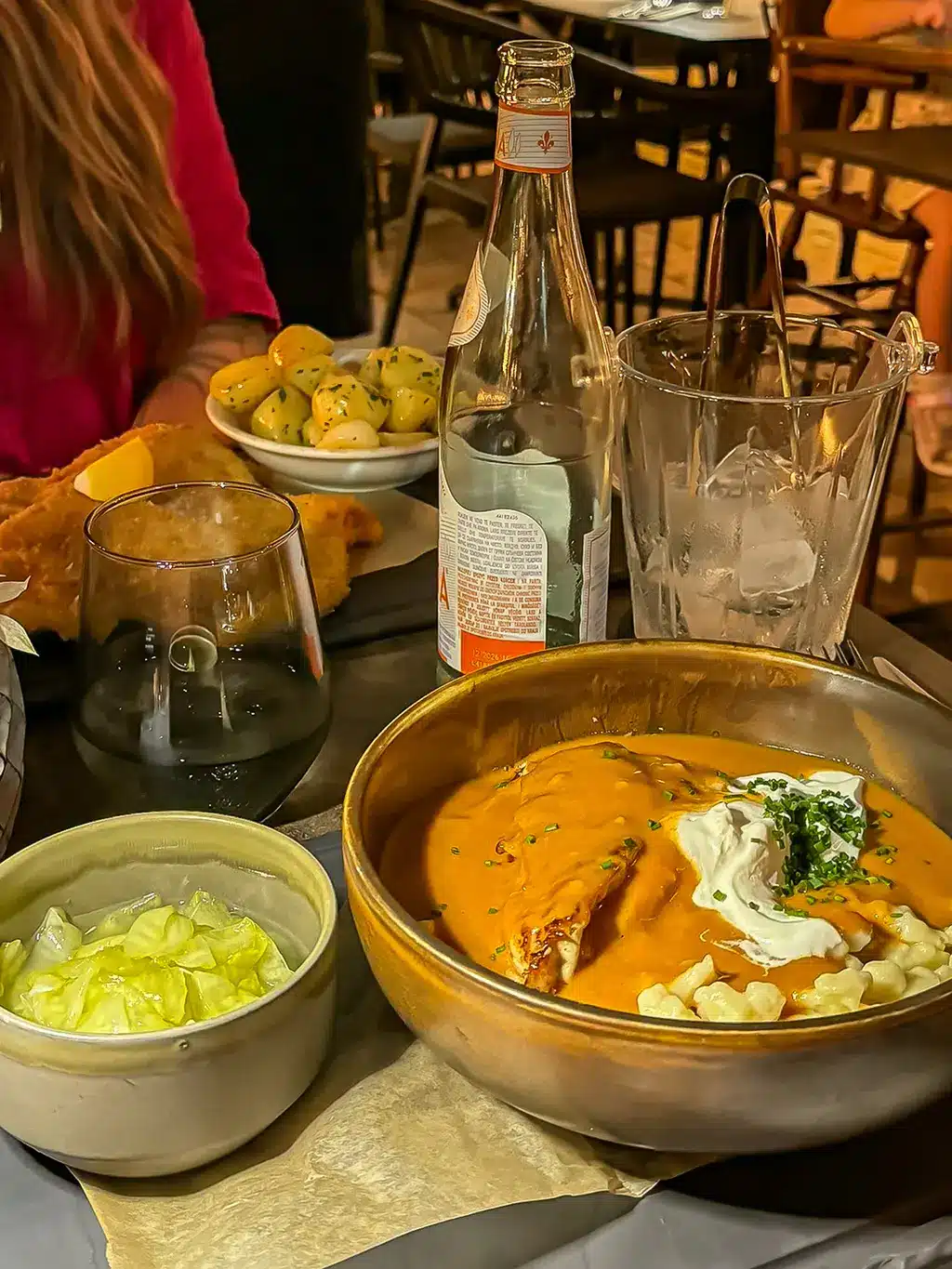 Repas du soir dans un restaurant typique hongrois